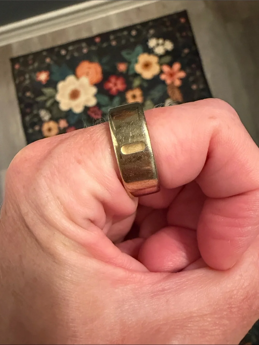 Oura 4 Gold Ring w Charging Dock